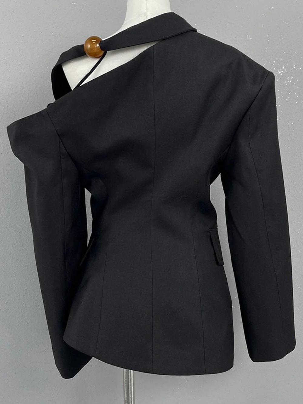 DEIDE Asymmetric Blazer in Blazk - Image 7