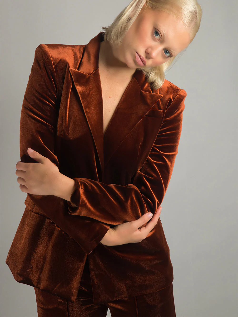HINIYA Velvet Blazer & Flared Pants Set in Brown - Image 10