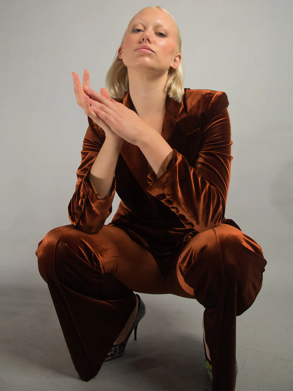 HINIYA Velvet Blazer & Flared Pants Set in Brown - Image 2